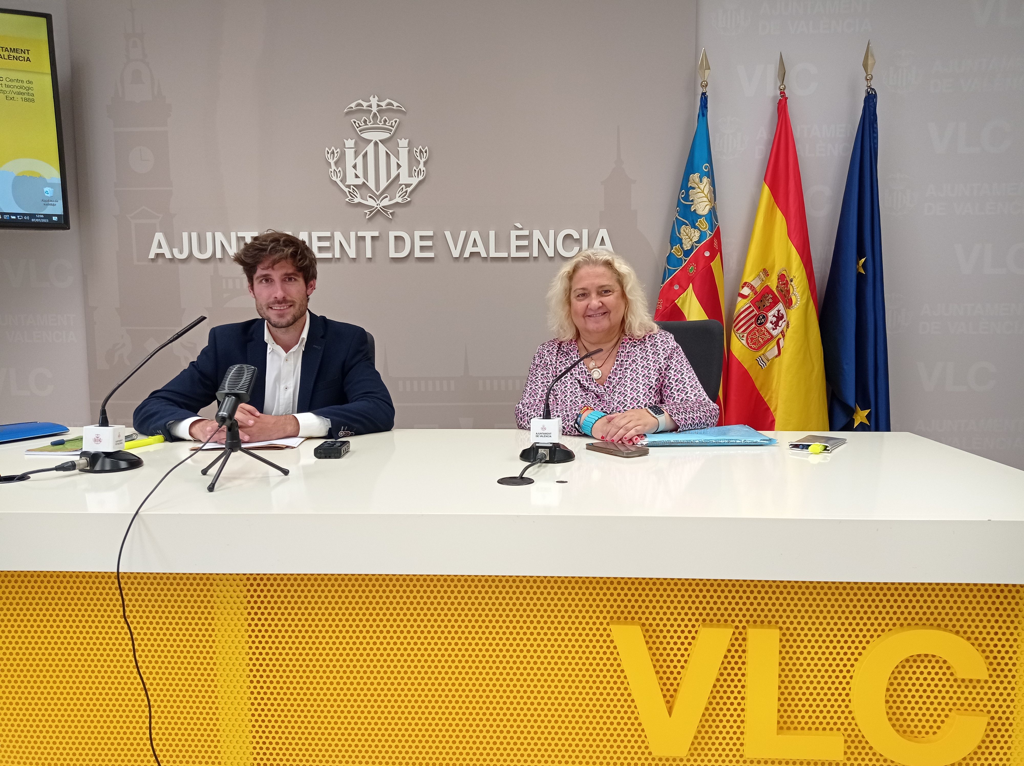 El portaveu municipal, Juan Carlos Caballero, i la regidora de l'àrea d'Hisenda, María José Ferrer San Segundo