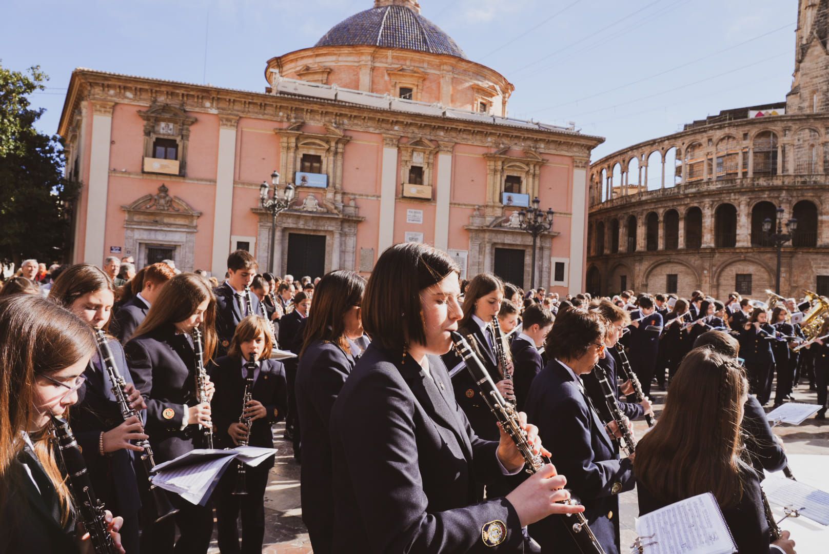 Actuación de una banda en la plaza de la Mare de Déu de València. Imagen: FSMCV