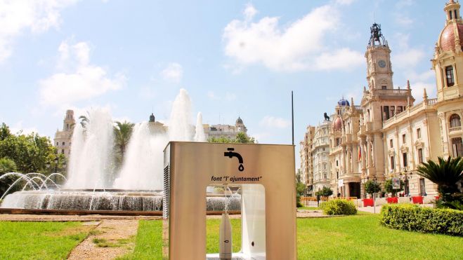 Una de las fuentes de agua potable y refrigerada en la plaza del Ayuntamiento de València