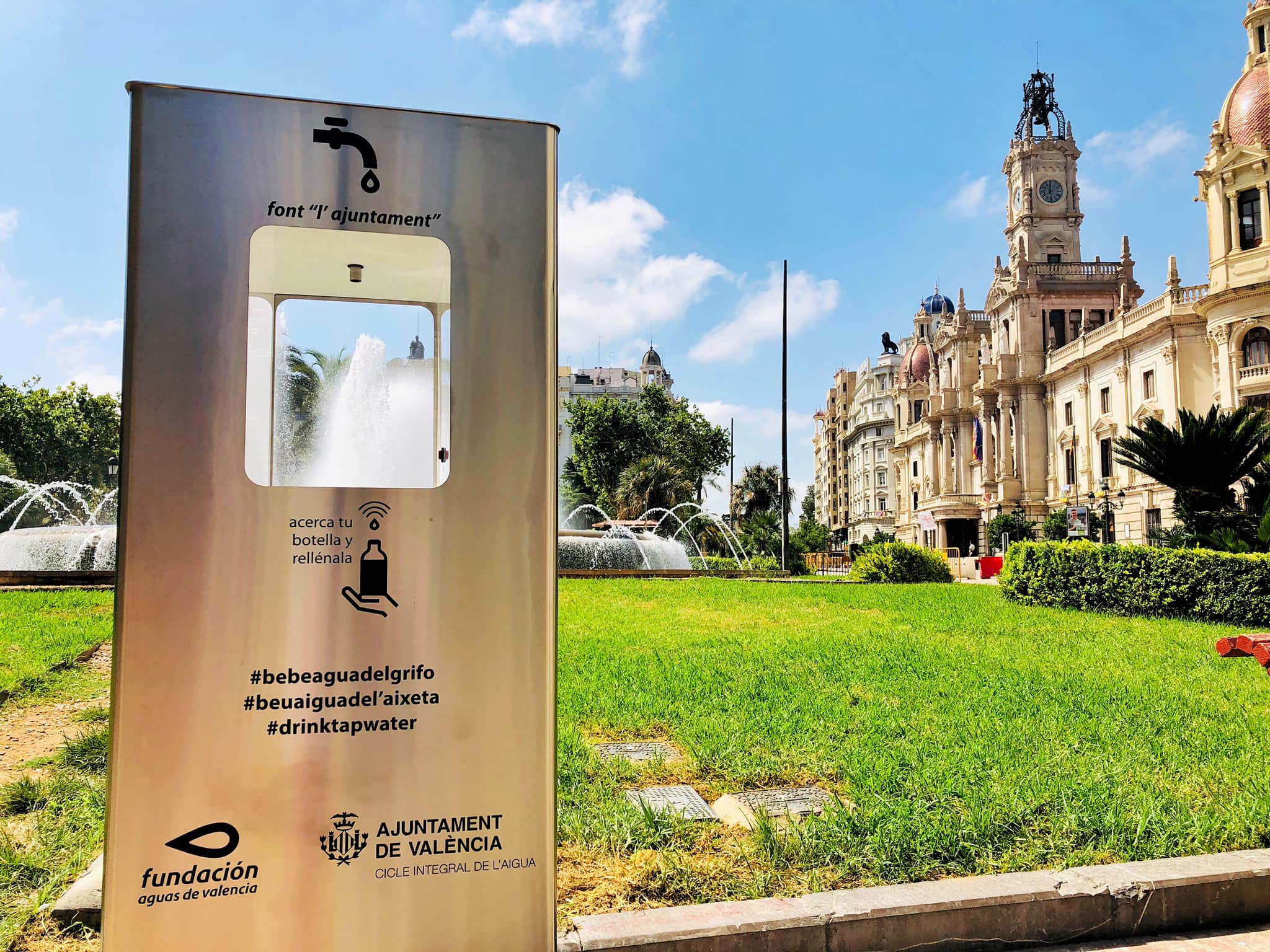 Una de les fonts d'aigua potable i refrigerada en la plaça de l'Ajuntament de València