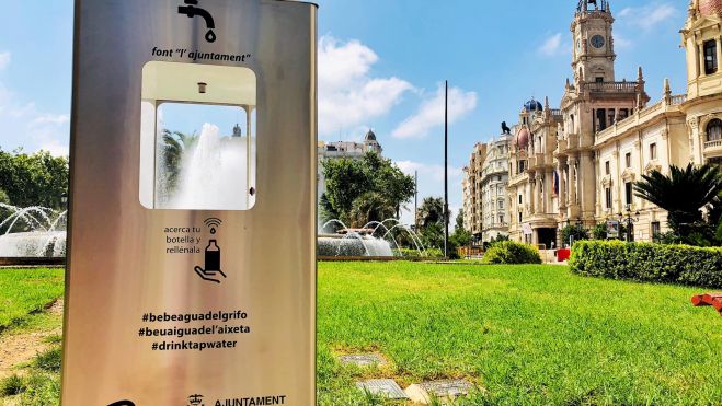 Una de las fuentes de agua potable y refrigerada en la plaza del Ayuntamiento de València Una de las fuentes de agua potable y refrigerada en la plaza del Ayuntamiento de València