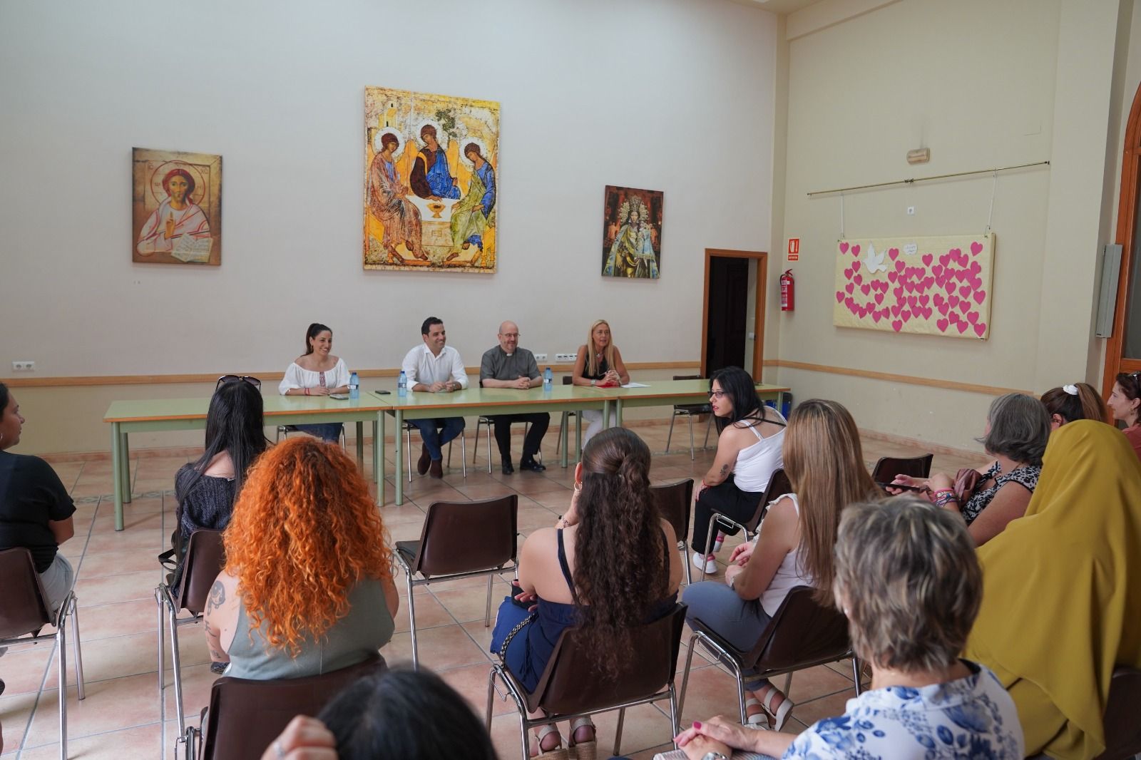 Juan Antonio Sagredo, alcalde Paterna, i Isabel Segura, tinent d'alcalde, amb Càritas per al desenvolupament del projecte SARA