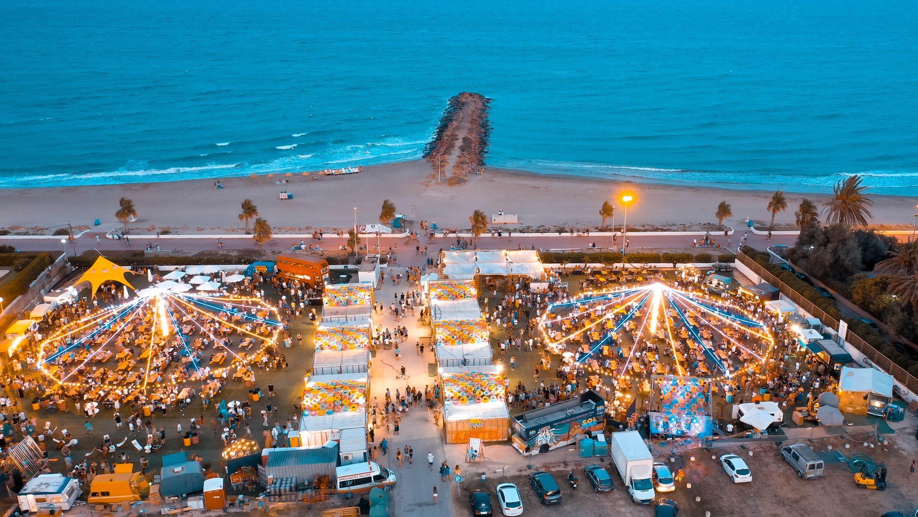 Imatge aèria d'un mercat de foodtucks a les platges de València (Somarket del Puig)