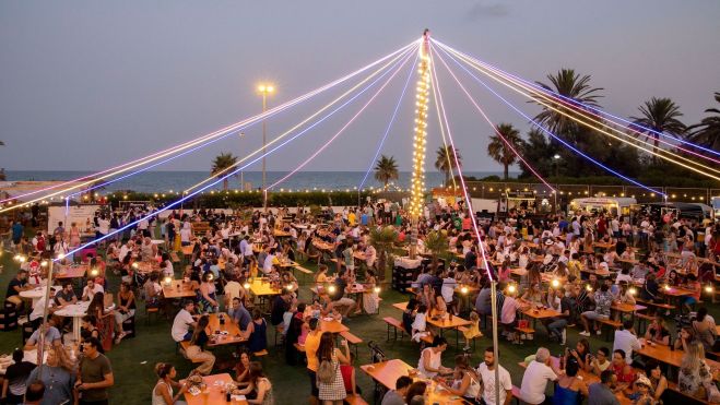 Imagen de un mercado de foodtucks en las playas de València (Somarket de El Puig) Imagen de un mercado de foodtucks en las playas de València (Somarket de El Puig)