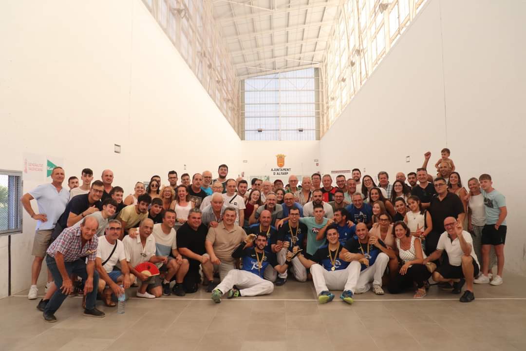 El club de Montserrat celebra la victòria al carrer d'Alfarp - CPV Montserrat El club de Montserrat celebra la victòria al carrer d'Alfarp - CPV Montserrat