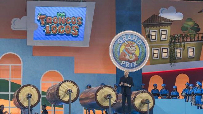 Ramón García al costat dels 'troncos locos' del Grand Prix. Foto: RTVE Ramón García al costat dels 'troncos locos' del Grand Prix. Foto: RTVE