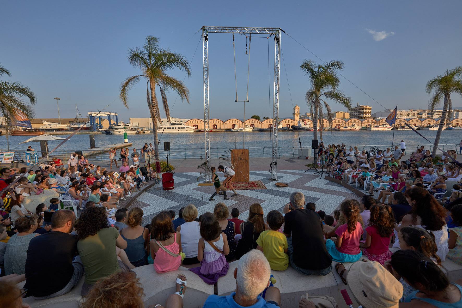 Uno de los espectáculos de Borja Port Art, actuaciones gratis en el puerto de Gandia