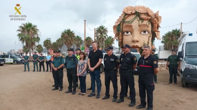 El alcalde de Cullera, Jordi Mayor, visita el dispositivo de seguridad para el Zevra Festival