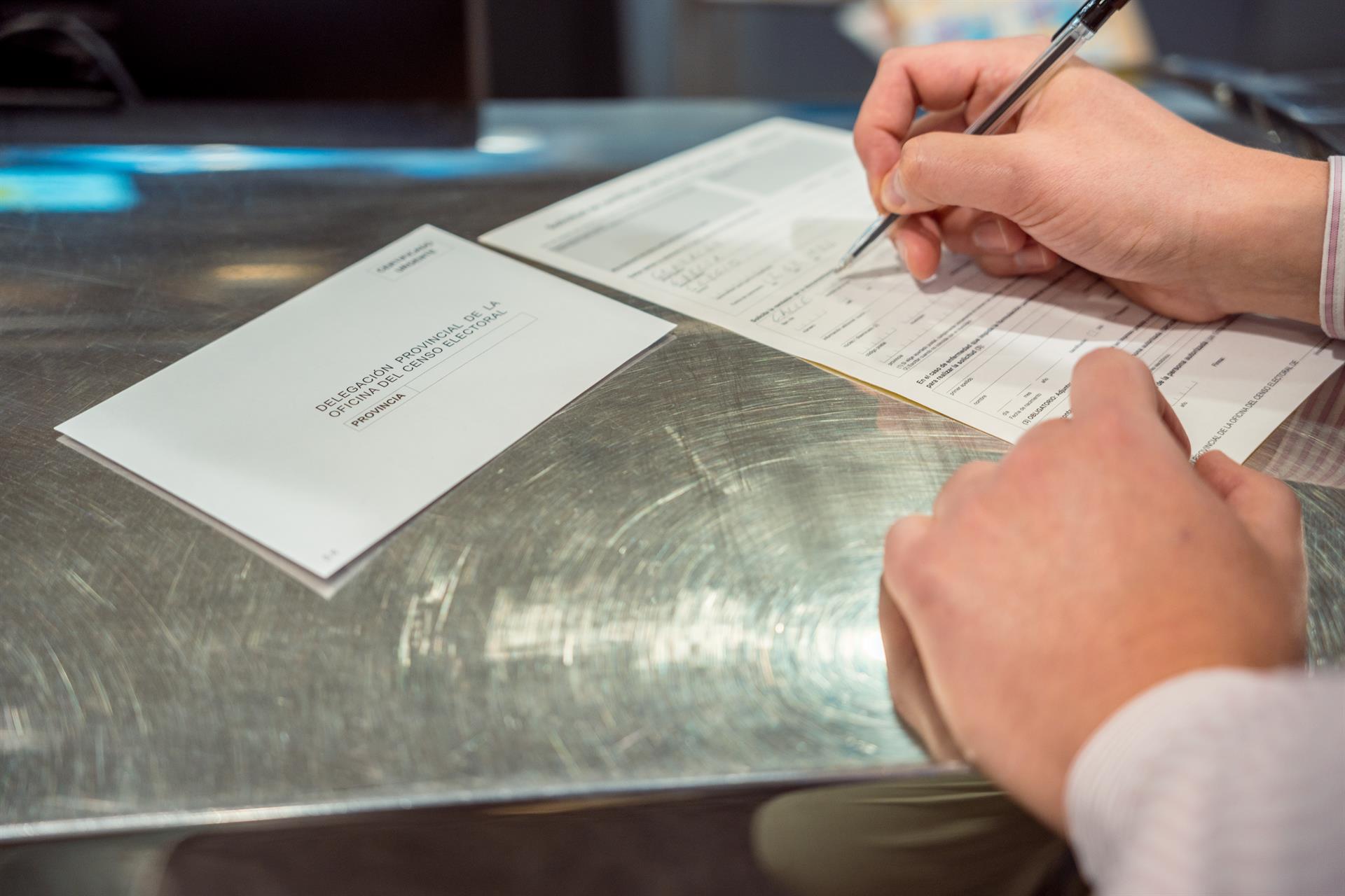  Una persona emplena uns documents després de sol·licitar el vot per correu. Foto: Gabriel Luengas (Europa Press)