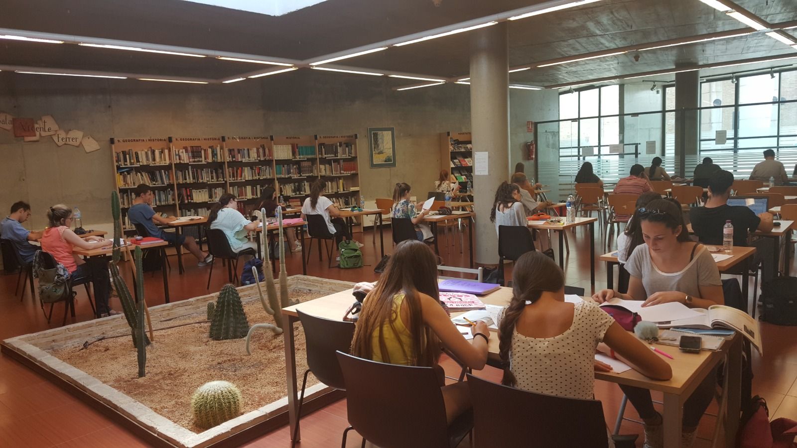 Estudiantes de Paterna en la sala de la Cova Gran
