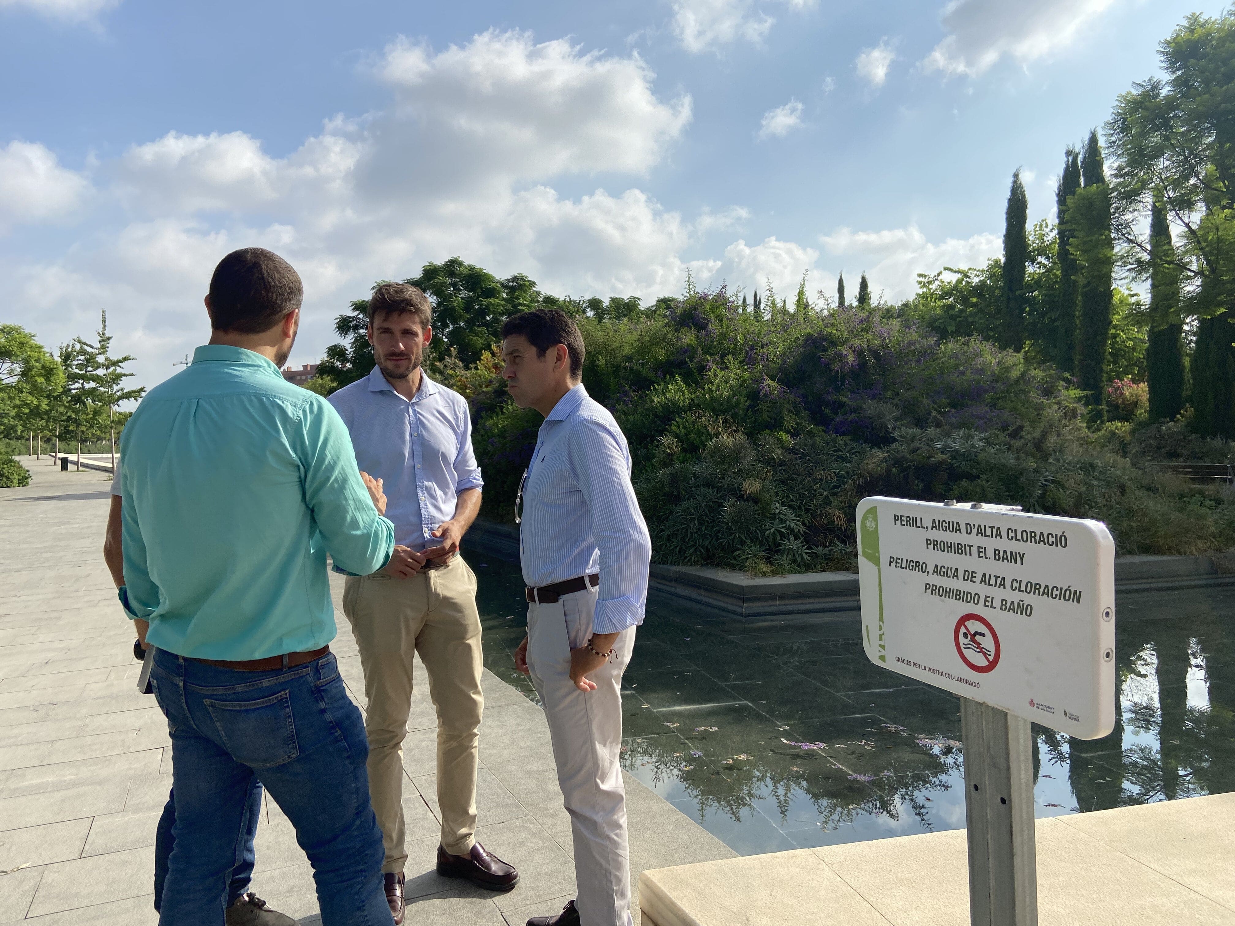Los concejales Carlos Mudina y Juan Carlos Caballero en el Parque Central de València