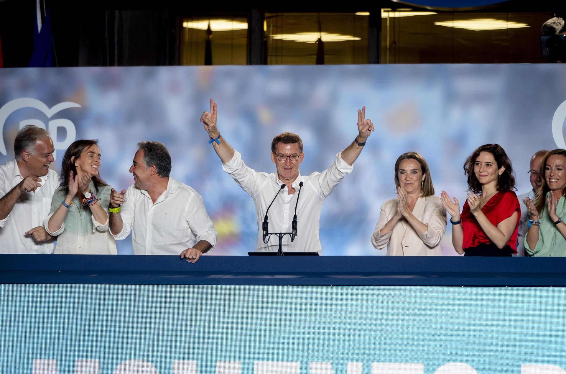 Alberto Núñez Feijóo desde el balcón de la sede del PP en la calle Génova de Madrid durante la noche electoral. Imagen: Alberto Ortega - Europa Press