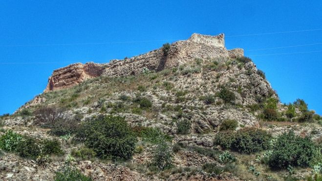 El castell de Tuéjar, sobre el turó (Imatge: Facebook)