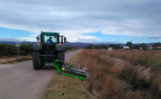 Treballs de neteja en els camins rurals de Llíria