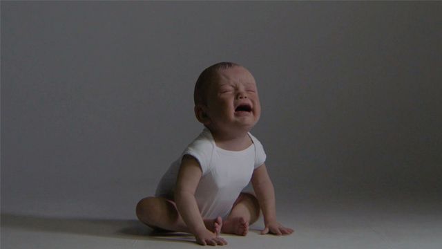 Figura hiperrealista de l'exposició "Quien no llora no mama" Figura hiperrealista de l'exposició "Quien no llora no mama"