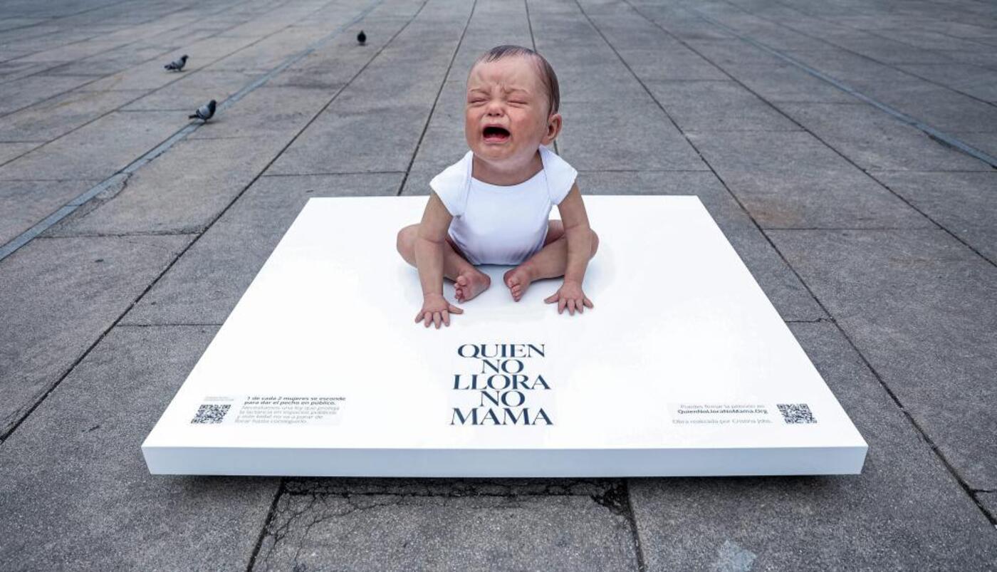 Figura hiperrealista de la exposición "Quien no llora no mama" 