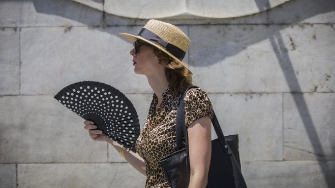 Una dona s'abanica pel calor en la Comunitat Valenciana