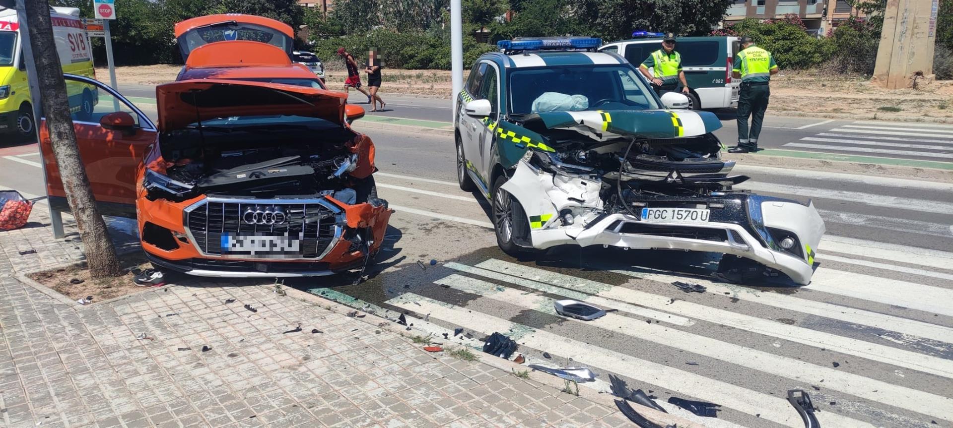 Un vehicle xoca contra la Guàrdia Civil en Catarroja