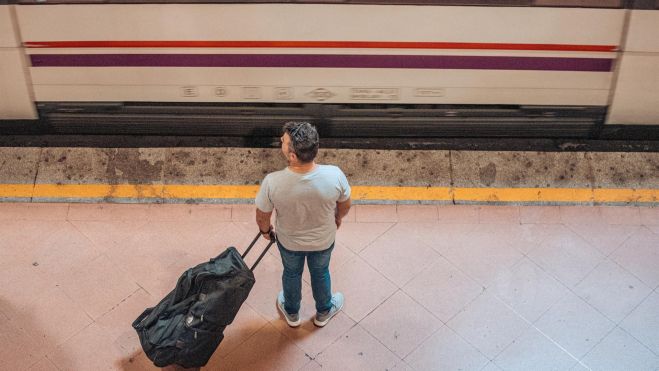 Un hombre espera en el andén de un tren de Cercanías. Imagen: Gabriel Luengas - Europa Press