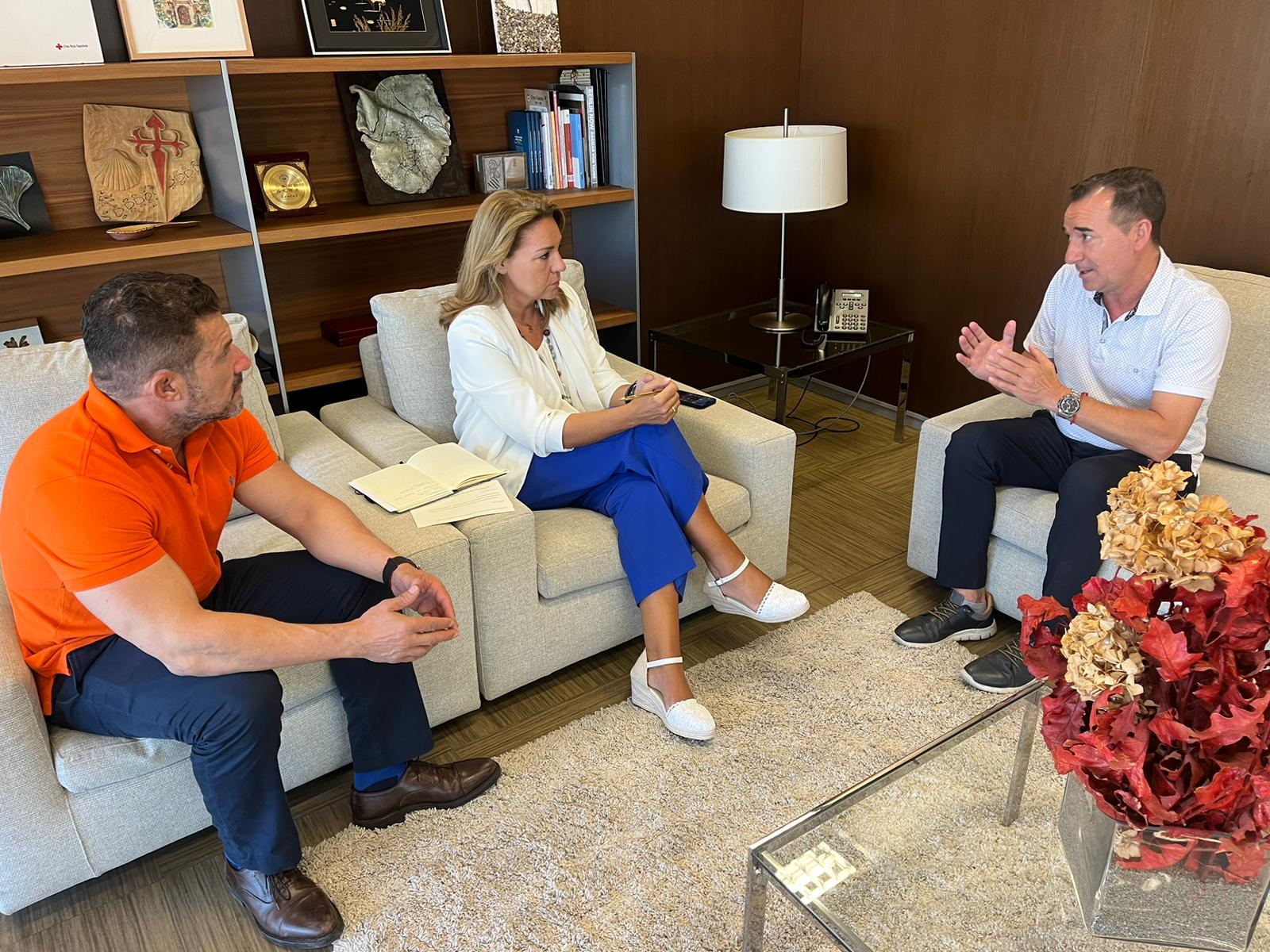 La consellera de Serveis Socials, Susana Camarero, i Robert Raga, alcalde de Riba-roja de Túria en la reunió d'aquest matí