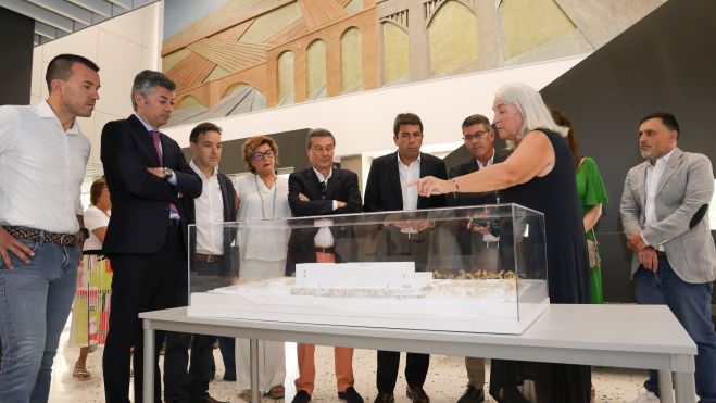 El president de la Generalitat, Carlos Mazón, visita el nuevo hospital de Ontinyent