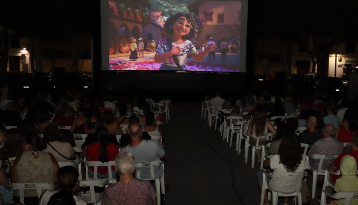 Cine en la plaza Torrent