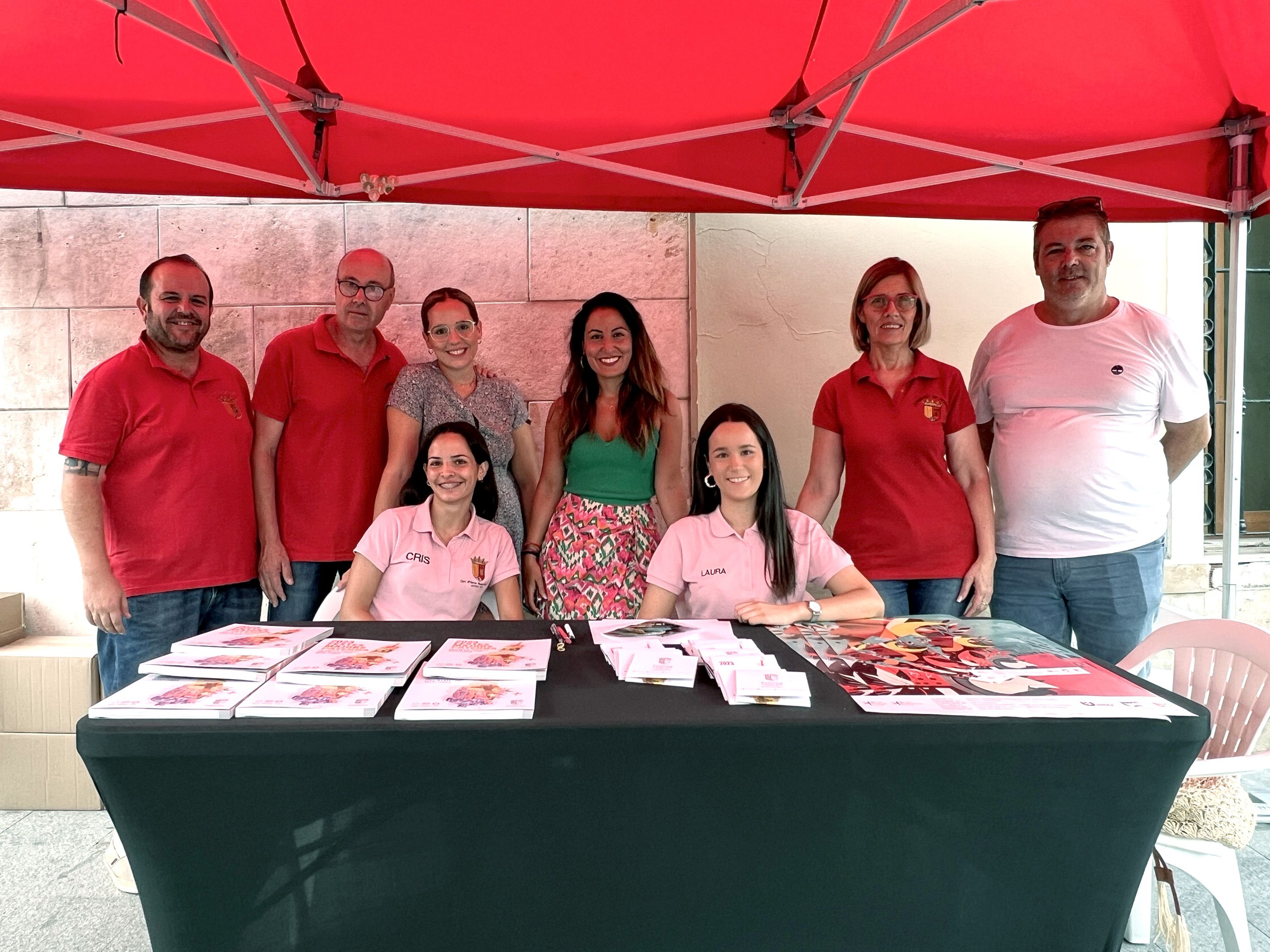 Reina i Cort d'Honor, representants Comissió, la Tinenta Alcalde de Tradicions i regidora del Foc amb el llibre Festes Majors Paterna 2023