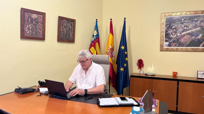 El alcalde Javier Puchol en su despacho del Ayuntamiento de Vinalesa 