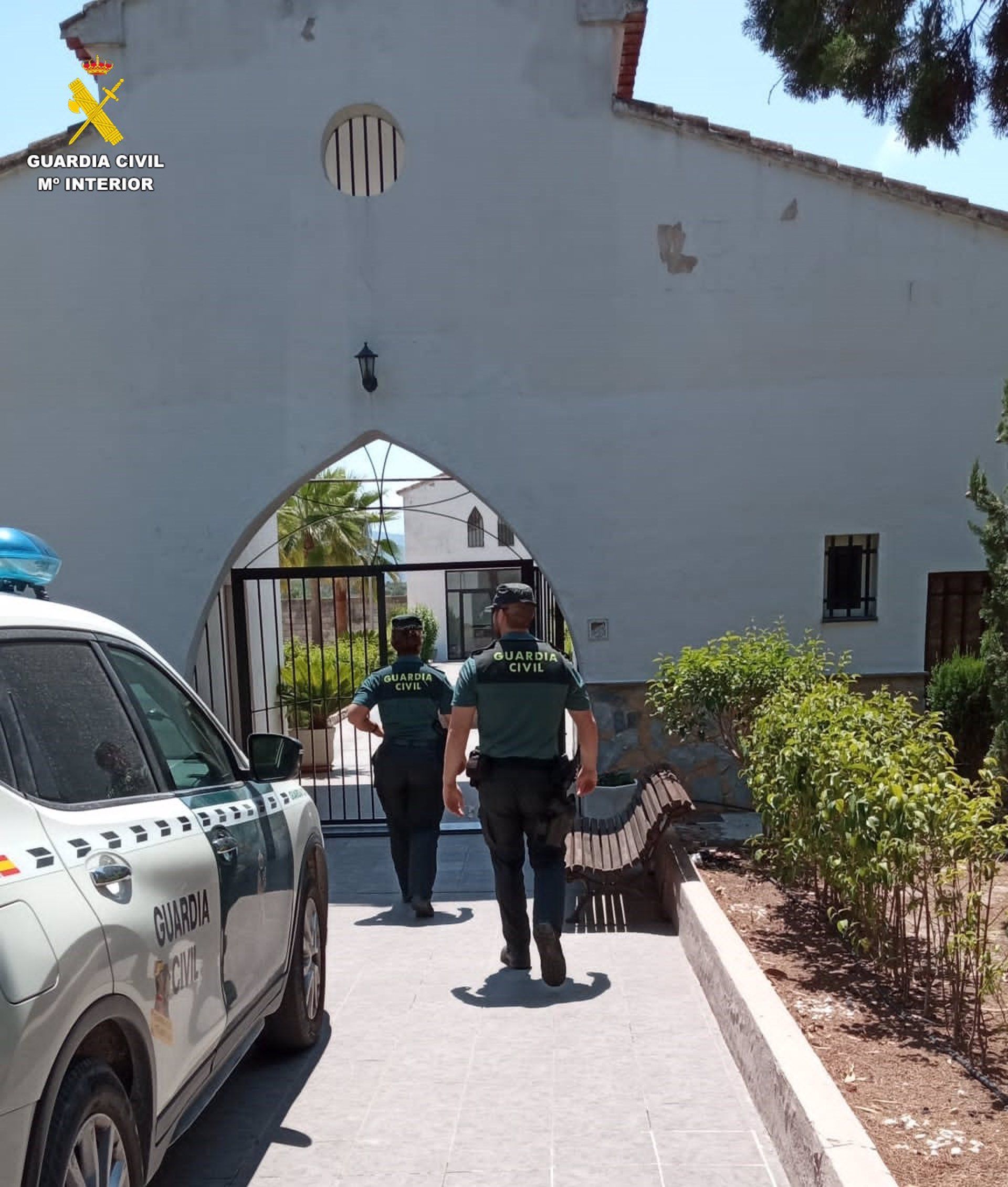 Dos agentes de la Guardia Civil a la entrada del cementerio de Alfarrasí