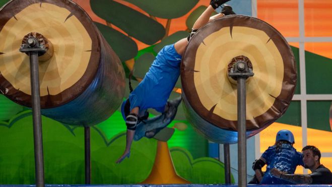 Caiguda d'un participant en els 'Troncos Locos' del Grand Prix. Foto: RTVE