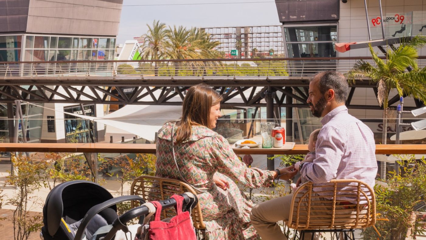 Dos personas disfrutan de la terraza del centro comercial Bonaire