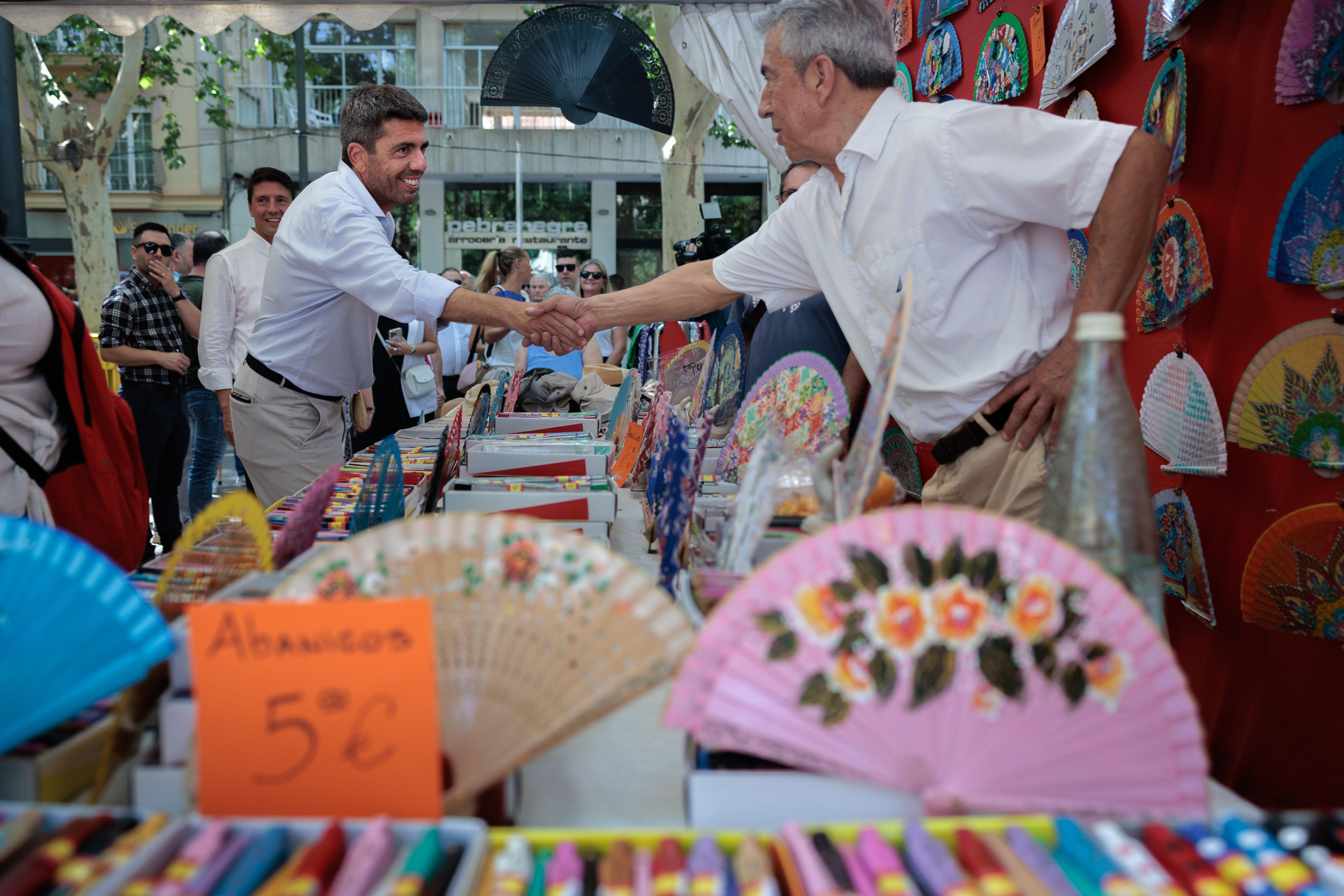 El president de la Generalitat, Carlos Mazón, durant la seua visita a la Fira de Xàtiva