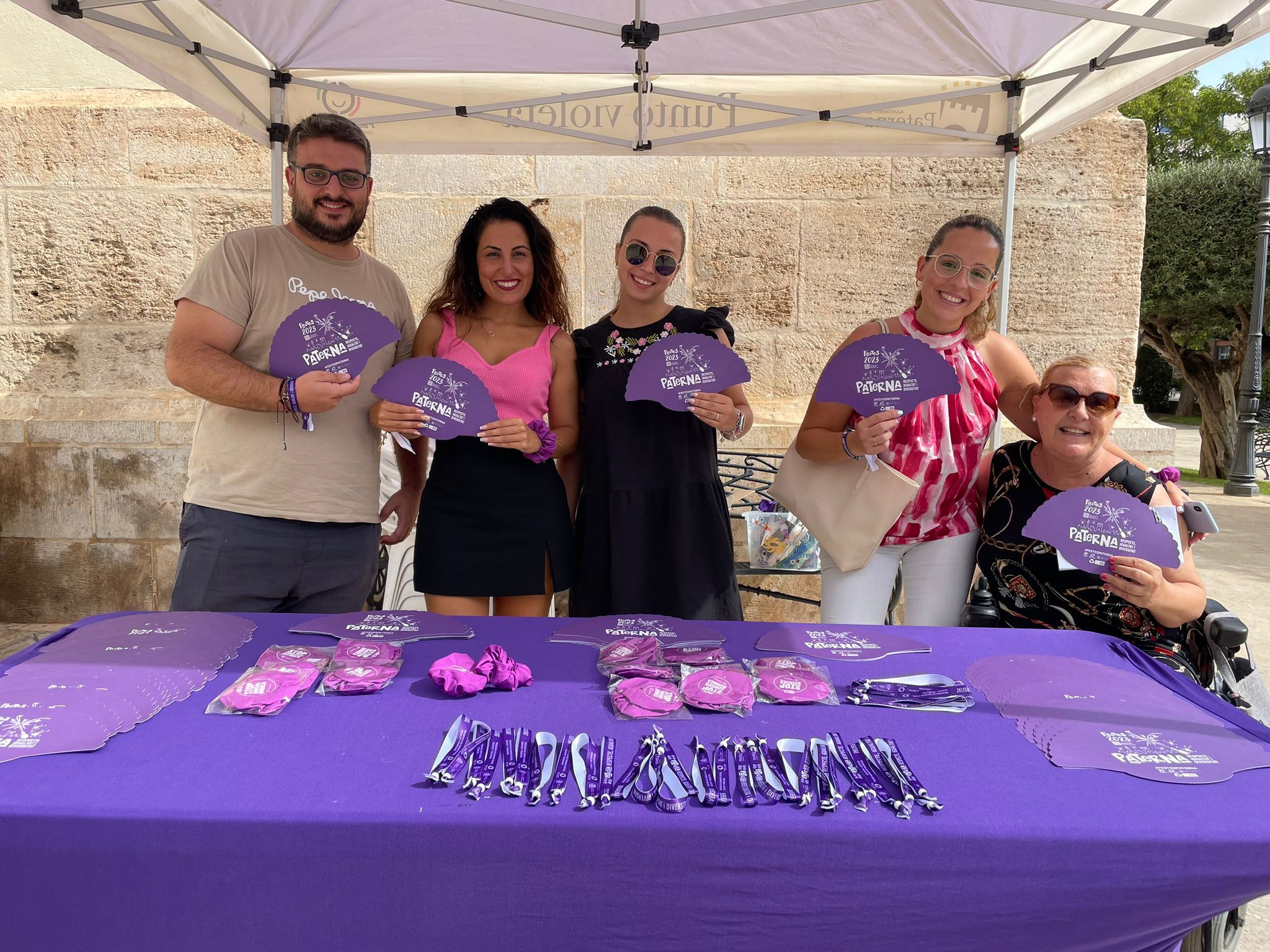 La tinenta alcalde i regidors en el Punt Violeta de l'Ajuntament de Paterna