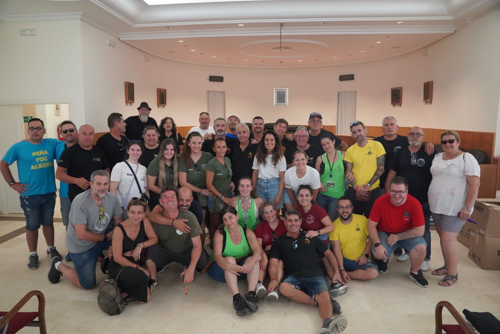 La tinenta d'alcalde, Isabel Segura, i regidors, amb les penyes de Paterna