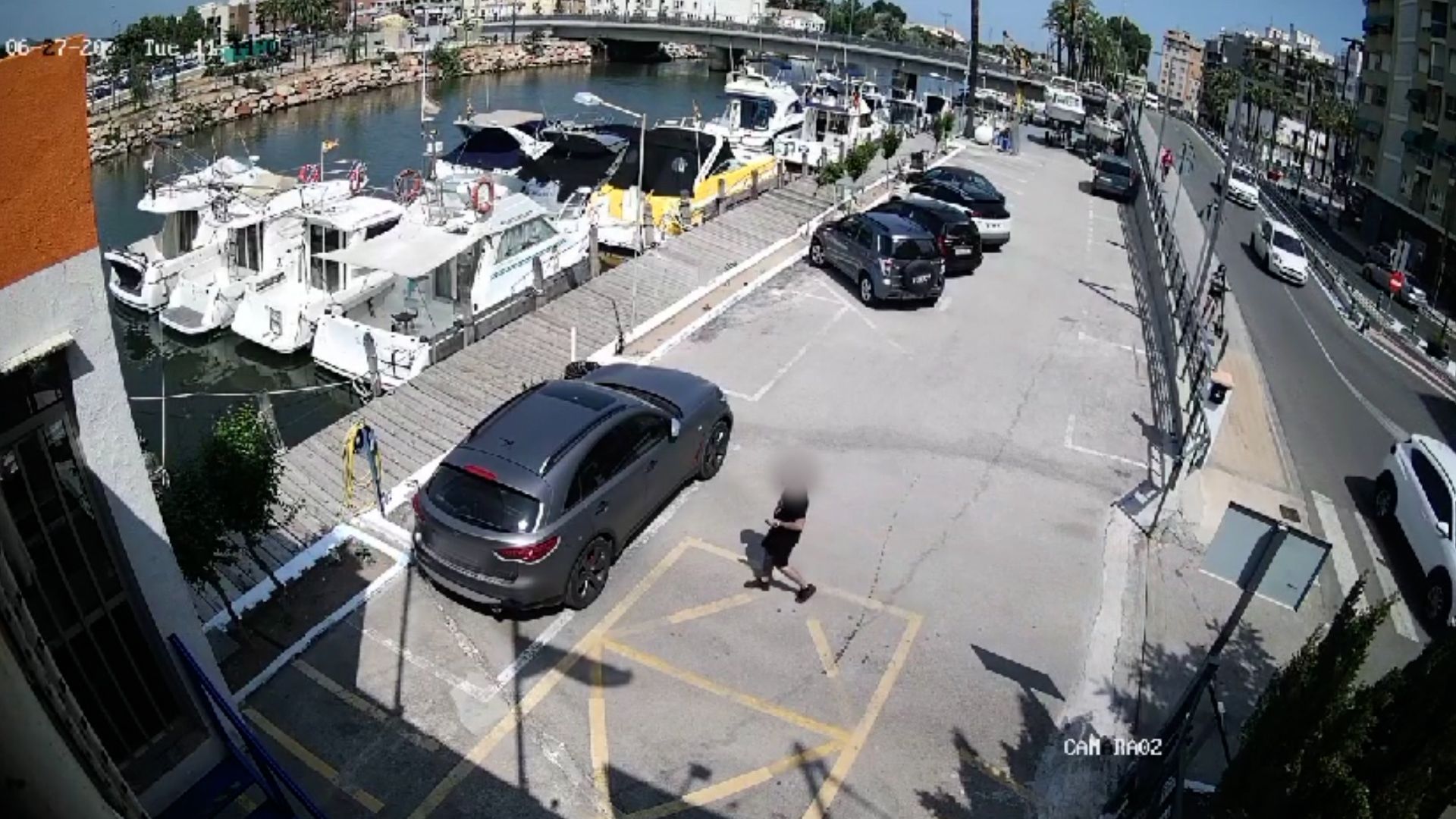 Una càmera de seguretat capta el robatori amb violència en el Club Nàutic de Cullera