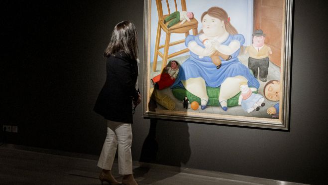 Una dona observa una de les obres de l'exposició de Botero a València