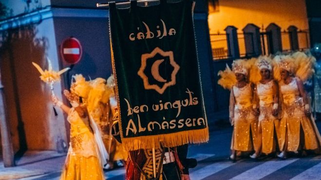 Foto d'arxiu d'una entrada de moros i cristians d'Almàssera