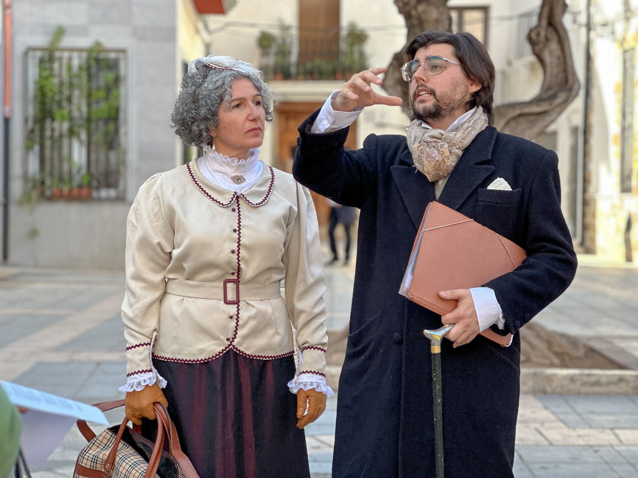 Actor i actriu encarregats de conduïr la visita 'Alboraia Desconeguda'/Foto: Vía Heraclia