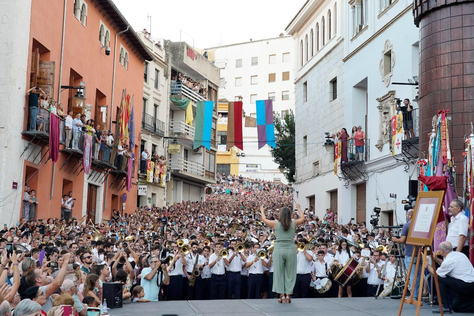 Interpretación conjunta de la marcha 'Chimo' por parte de más de 1.000 músicos en la plaza Mayor de Ontinyent