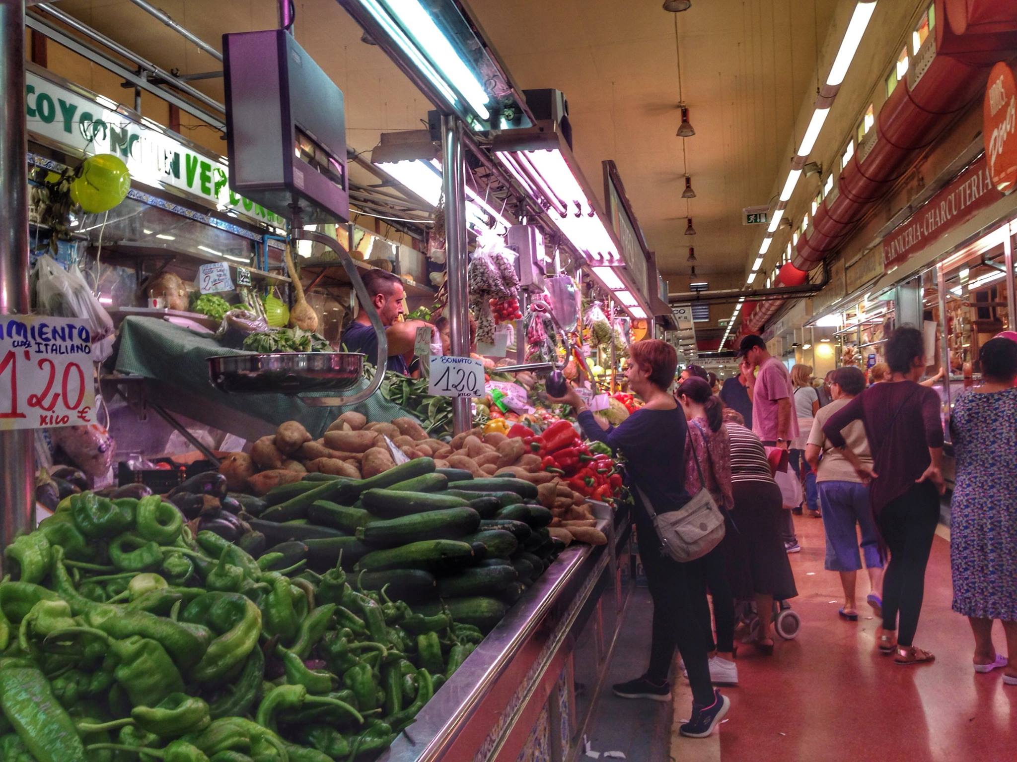 Una frutería del Mercado del Cabanyal de València