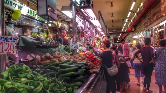 Una frutería del Mercado del Cabanyal de València