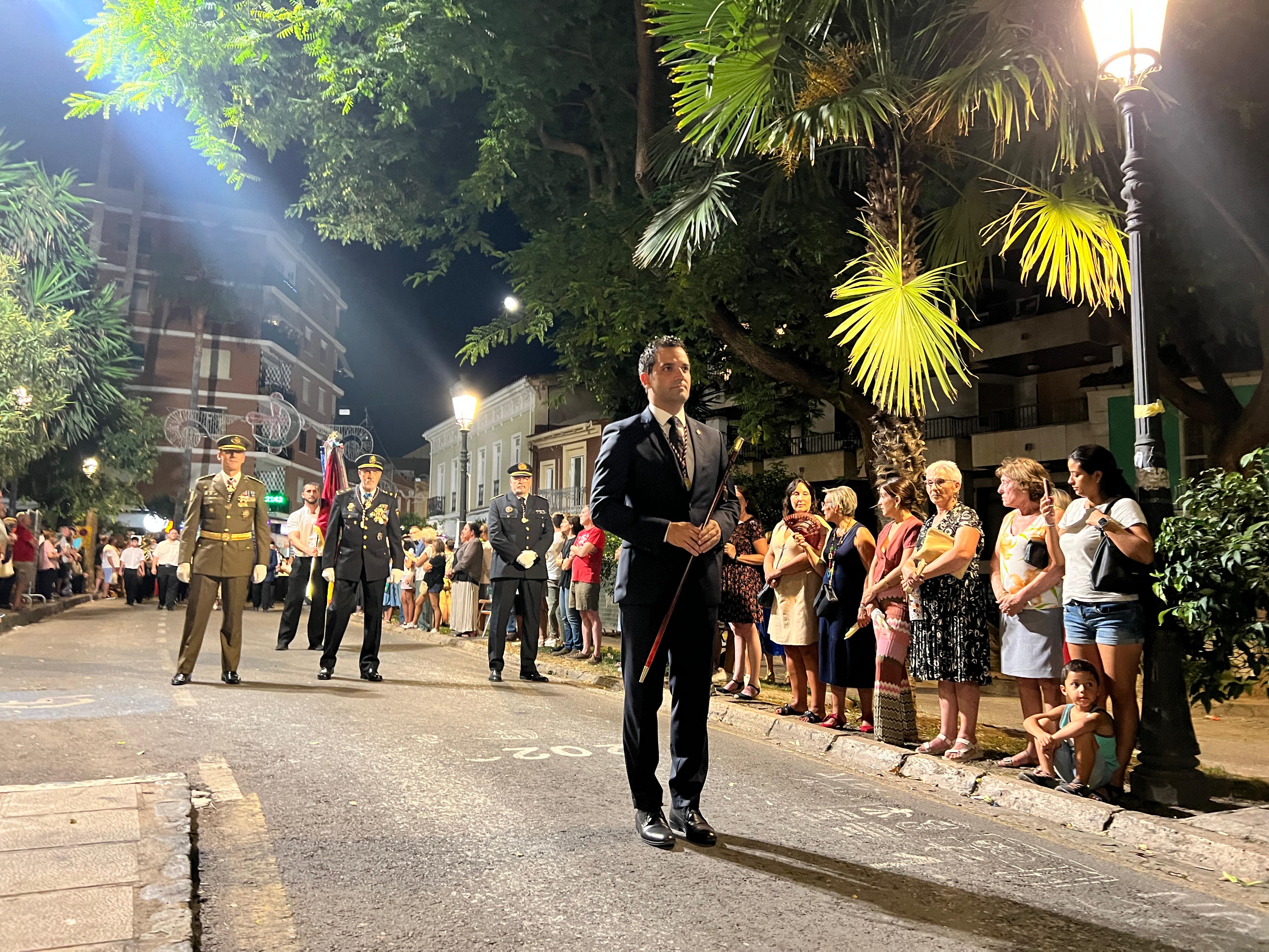 L'alcalde de Paterna en la solemne processó en honor al Santíssim Crist de la Fe