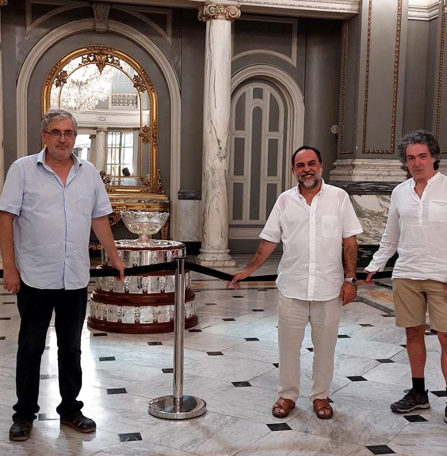 Integrants del Fòrum de València per la Pau amb la Copa Davis