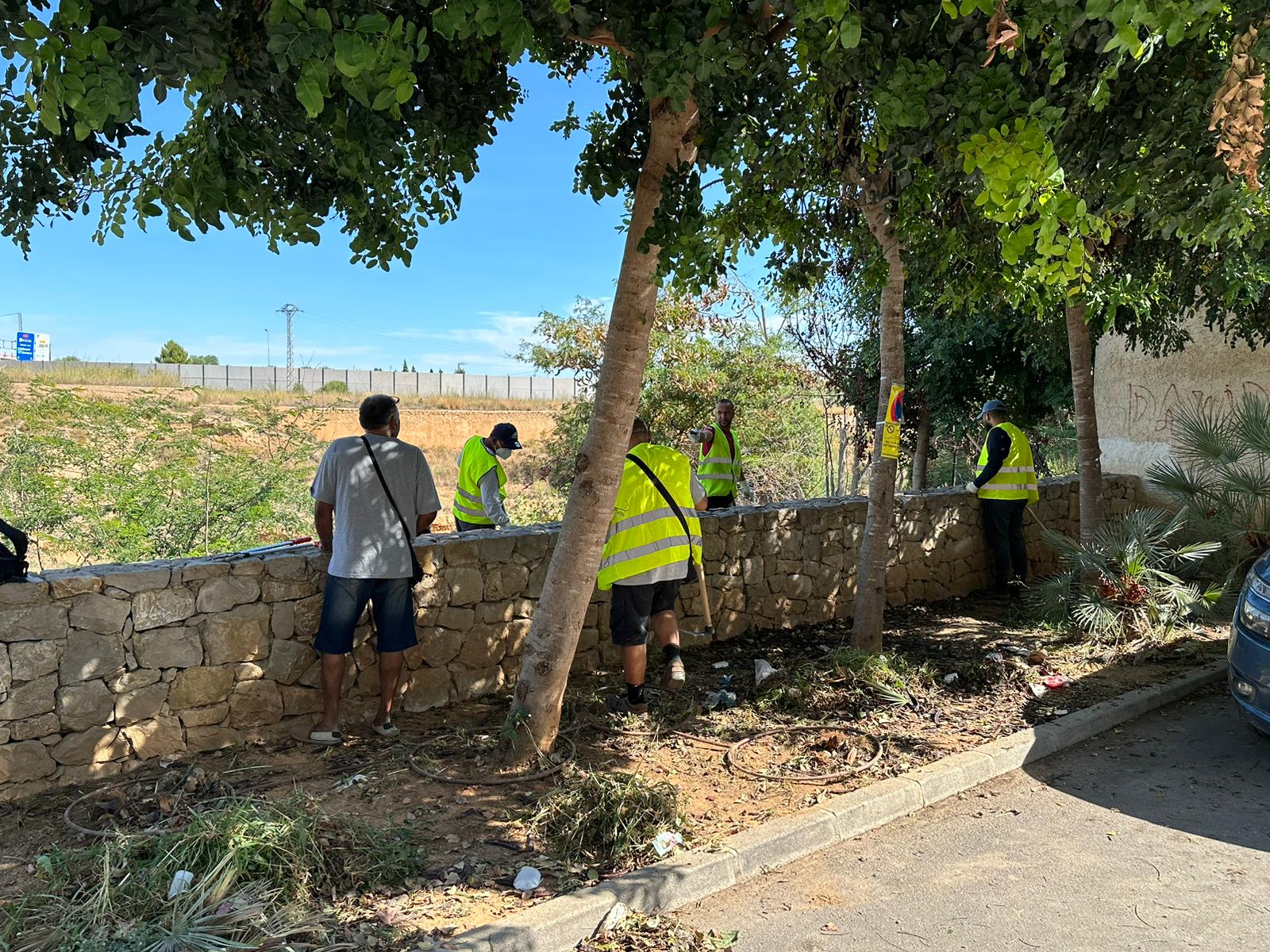 Treballs de neteja al marge de Barranc de l'Horteta, a Torrent