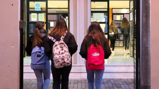 Un grupo de estudiantes de ESO entrando en un instituto de València