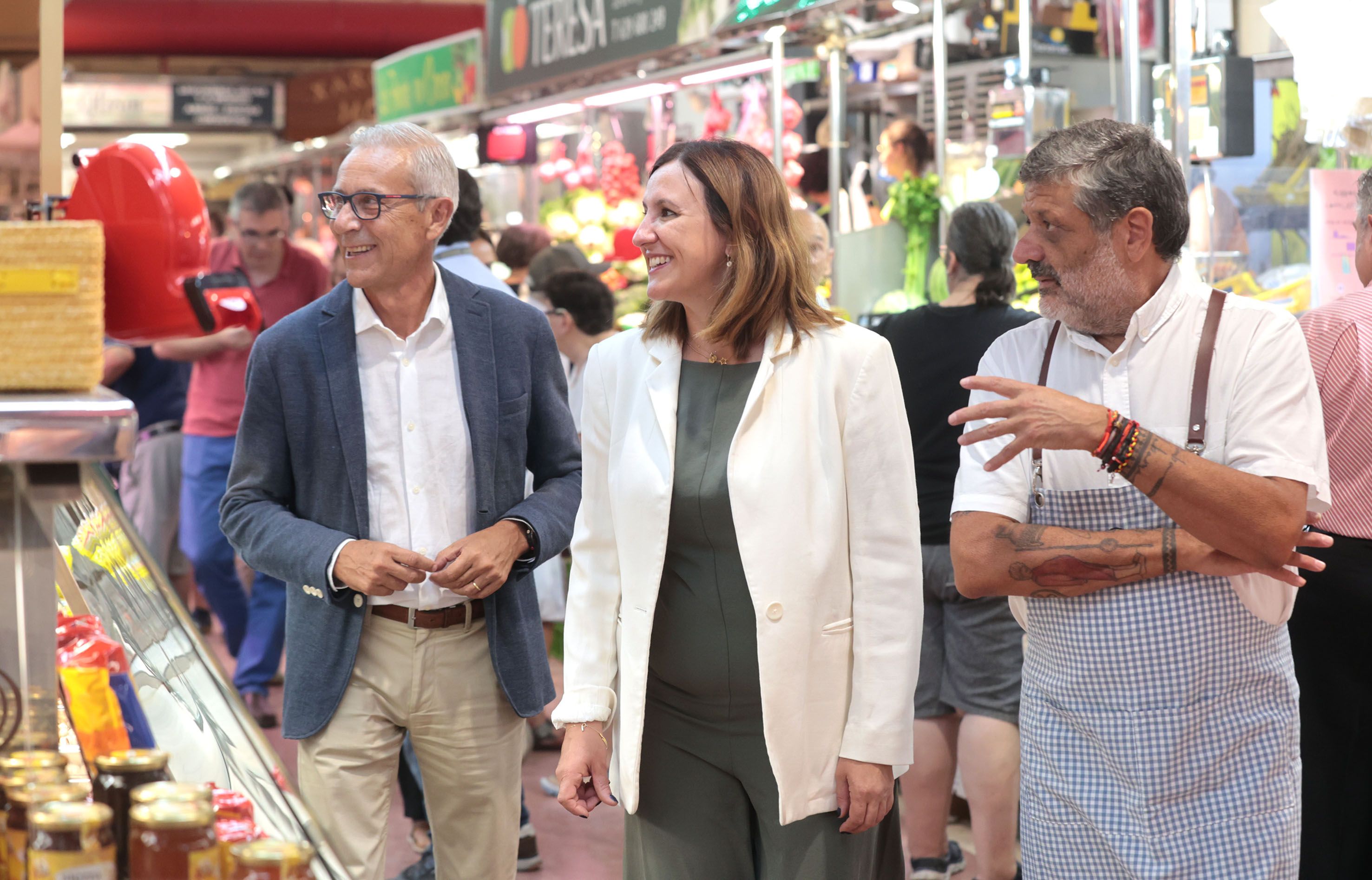 La alcaldesa de València, María José Catalá, en su visita al Mercado del Cabanyal