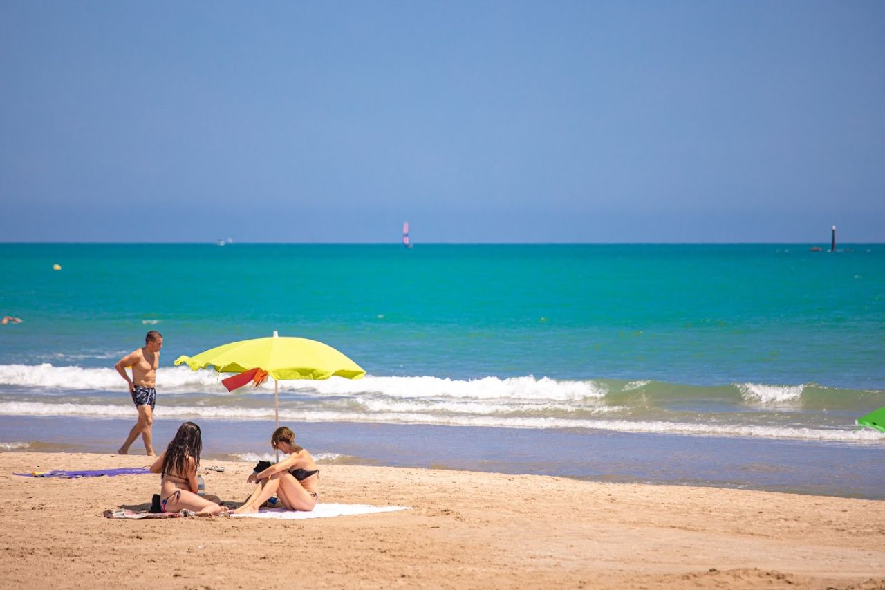 Varias personas disfrutan de la playa de Cullera (Valencia). Imagen de Visit Cullera
