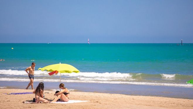 Diverses persones gaudeixen de la platja de Cullera. Imatge de Visit Cullera