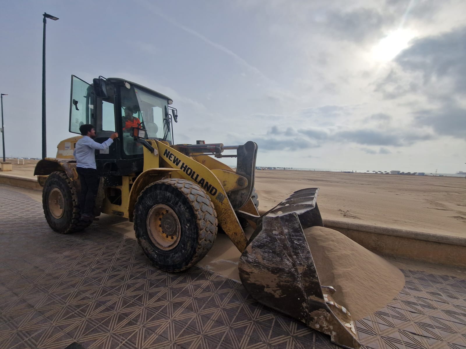 Limpieza playas de València después del temporal