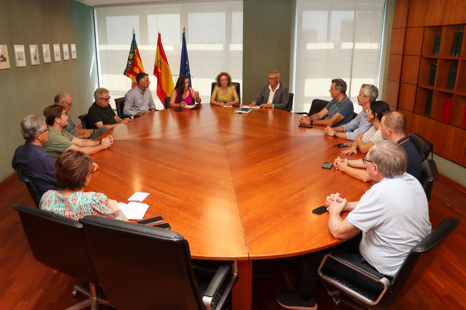 L'alcaldessa de Torrent, Amparo Folgado i el seu equip de govern amb representants de l'Associació Empresarial de Torrent (ASET)